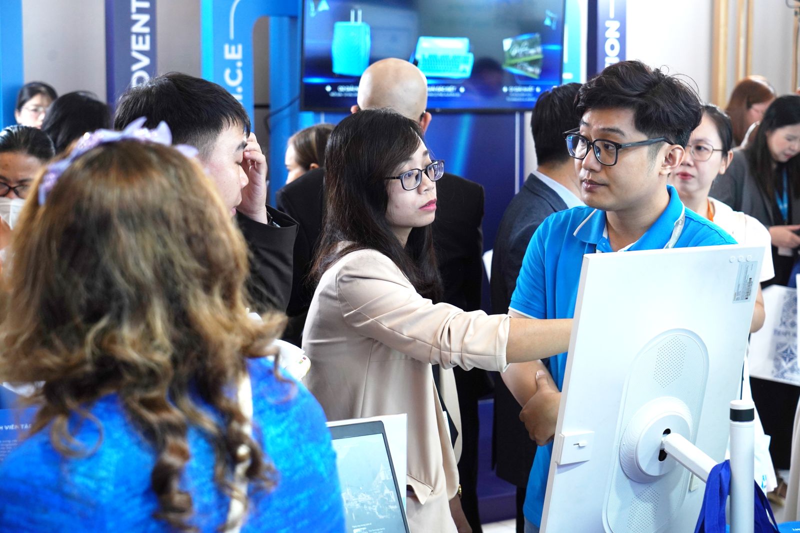 A Cadena team member advising a visitor at the booth