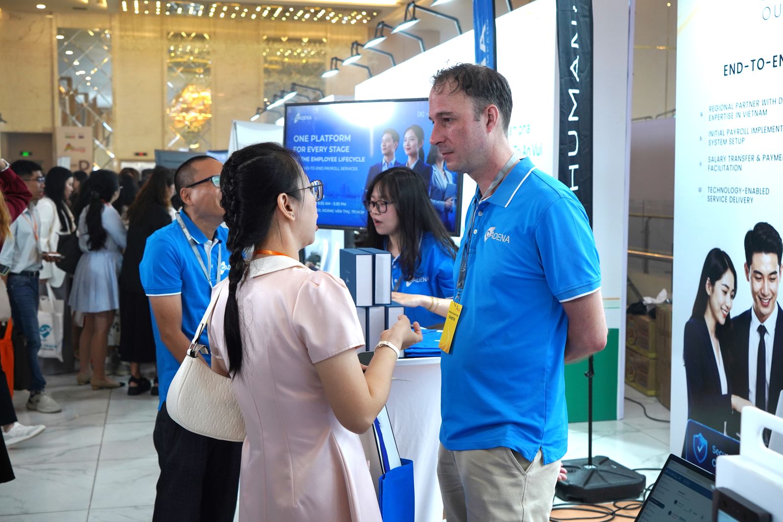 A professional exchange between the Cadena team and guests